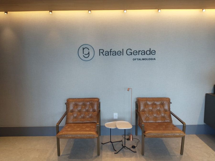 Sala de espera com logotipo Rafael Gerade Oftalmologia na parede