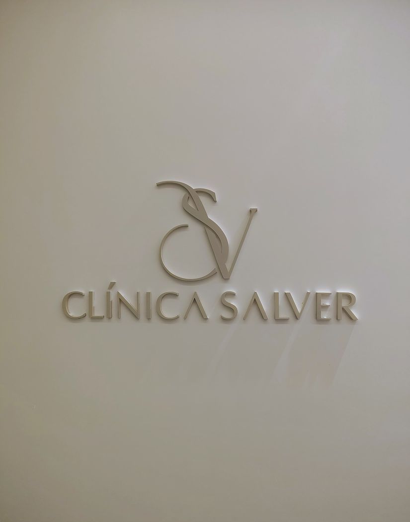 Logotipo Clínica Salver em acrílico com pintura champanhe